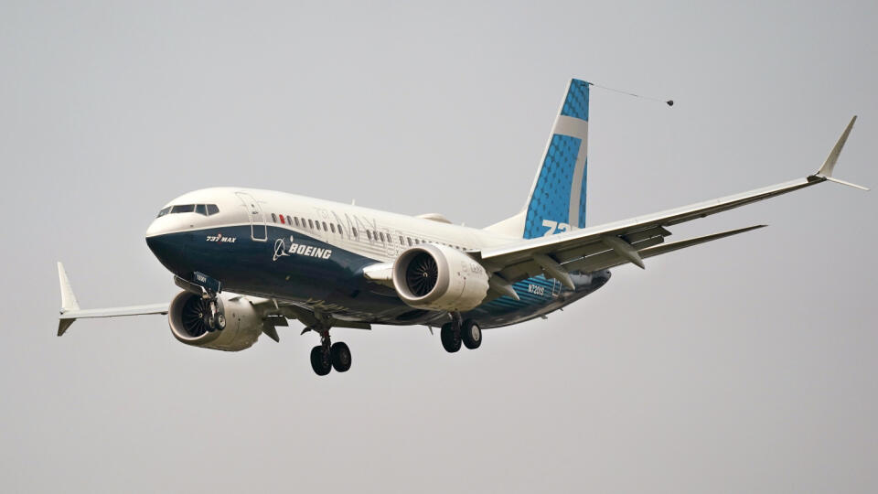 KK3 Seattle - Na archívnej snímke z 30. septembra 2020 lietadlo Boeing 737 Max sa pripravuje na pristátie po skúšobnom lete v Seattli. Uzemnenie Boeingov 737 Max sa približne po 20 mesiacoch končí. Americký Federálny úrad pre letectvo (FAA) povolil návrat lietadla do komerčnej prevádzky, podmienkou je balík opráv, medzi ktoré patrí napríklad inštalácia nového softvéru riadenia. Pri pádoch dvoch lietadiel 737 Max v priebehu piatich mesiacov v Indonézii a Etiópii zomrelo celkovo 346 ľudí. Tieto