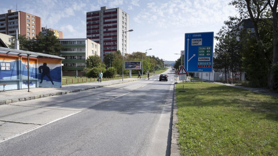 Na snímke pohľad na Harmincovu ulicu v mestskej časti Bratislava - Dúbravka 26. augusta 2022 v Bratislave. FOTO TASR - Pavel Neubauer