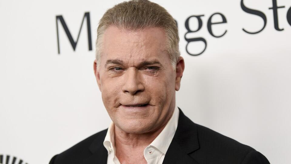 Na archívnej snímke zo 4. októbra 2019 americký herec Ray Liotta prichádza na premiéru filmu Marriage Story na 57. ročníku Medzinárodného filmového festivalu v New Yorku. Liotta, ktorý sa preslávil úlohou gangstera Henryho Hilla vo filme Mafiáni režiséra Martina Scorseseho, zomrel vo veku 67 rokov v stredu 25. mája 2022. Liottov zástupca uviedol pre americké médiá, že Liotta zomrel v noci na stredu v Dominikánskej republike, kde natáčal nový film.