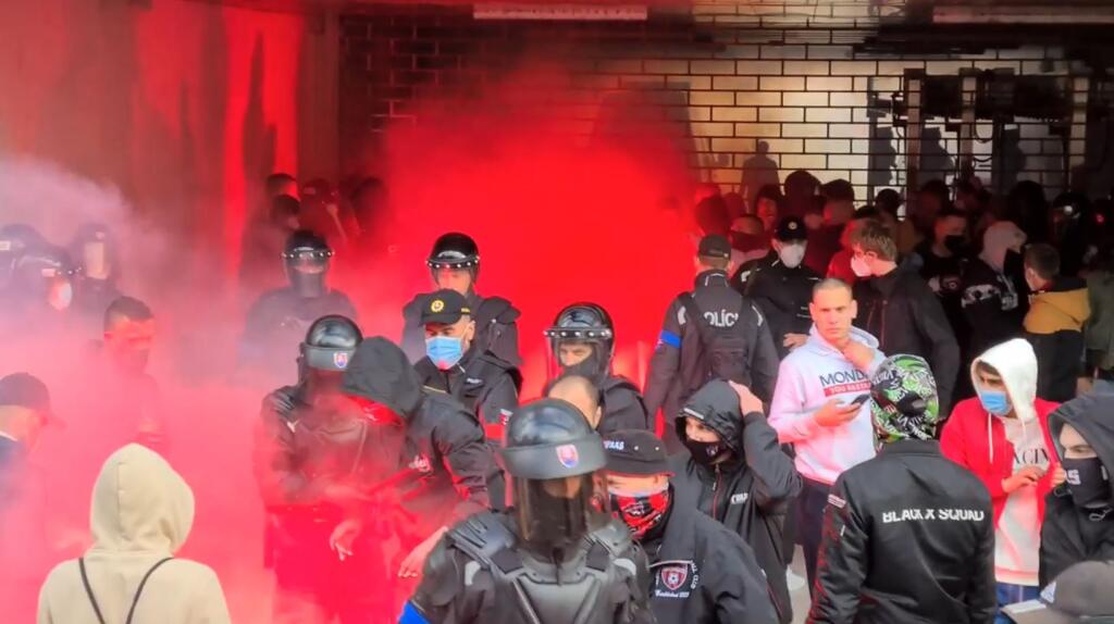 Hoci tribúny zívali prázdnotou, pred štadiónom Antona Malatinského bolo živo. Fanúšikovia povzbudzovali hráčov Spartaka a spustili pyrotechnickú šou. Ako to už väčšinou býva, opäť nechýbala v mieste diania polícia, ktorá zasahovala a niektorých ultras fanúšikov odviedla.