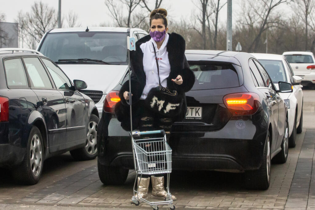 Na snímke je Miroslava Fabušová pred nákupným strediskom.