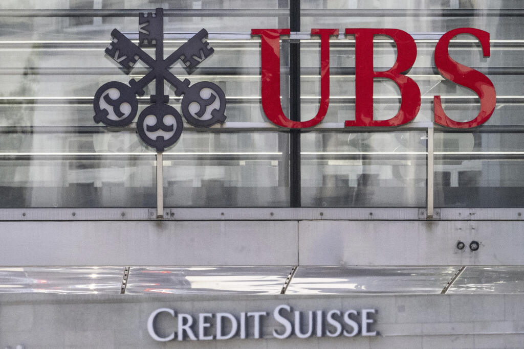 KK27 archív Zürich - Na snímke logá švajčiarskych baniek Credit Suisse a UBS 12. júna 2023 v Zürichu.  Najväčšia švajčiarska banka UBS zaplatí v USA pokutu vo výške takmer 1,5 miliardy dolárov (1,37 miliardy eur), aby ukončila právny spor súvisiaci s cennými papiermi krytými hypotékami. Spor sa týkal obchodov s týmito aktívami v rokoch 2006 a 2007. FOTO TASR/AP
FILE - The logos of the Swiss banks Credit Suisse and UBS are pictured in Zurich, Switzerland, June 12, 2023. In an announcement made on