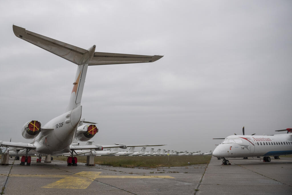 Na Letisku M. R. Štefánika v Bratislave môže byť v blízkej dobe uzemnených až 72 lietadiel typu Bombardier, ktoré si prenajímali dopravcovia Eurowings, Austrian Airlines  a ďalší. Letecké spoločnosti lietadlá zaparkovali v Bratislave pre krízu v leteckej doprave spôsobenú pandémiou ochorenia COVID-19. Letisko inkasuje za prenájom plochy mesačne približne 1500 eur za jedno lietadlo. Na snímke odparkované a zakonzervované lietadlá počas tlačovej konferencie o možnostiach parkovania lietadiel na le