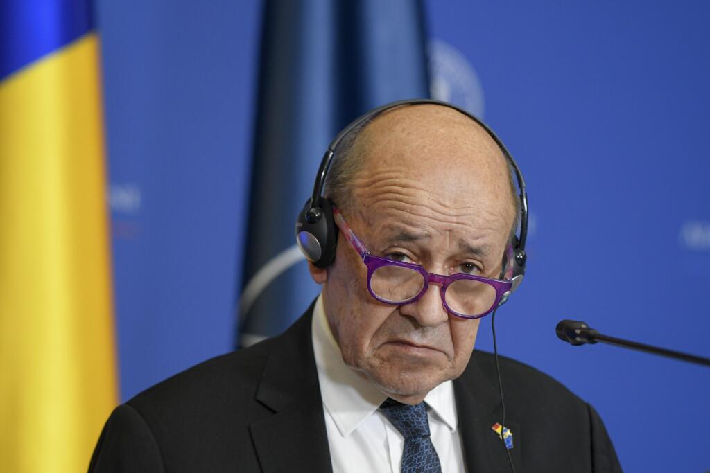 KK24 Bukurešť - Francúzsky minister zahraničných vecí Jean-Yves Le Drian počúva rumunského ministra zahraničných vecí Bogdana Aurescua počas tlačovej konferencie 3. februára 2022 v Bukurešti. FOTO TASR/AP
France's European and Foreign Affairs Minister Jean-Yves Le Drian listens to Romanian counterpart Bogdan Aurescu's speech during a joint press conference in Bucharest, Romania, Thursday, Feb.3, 2022. (AP Photo/Andreea Alexandru)