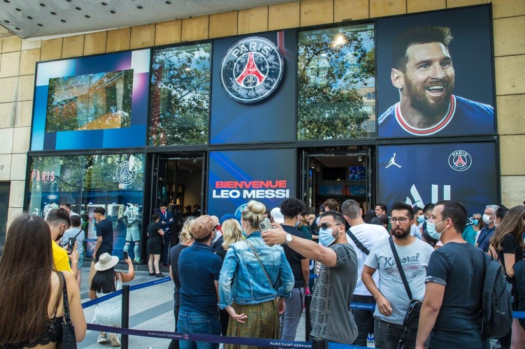 Počas predstavovania hviezdnej posily nebol stredobodom pozornosti len samotný Messi, ale aj jeho rodina. V Paríži nechýbali jeho traja synovia a objektívy smerovali najmä na Leovu sexi manželku Antonellu, z ktorej nevedeli odtrhnúť zrak.