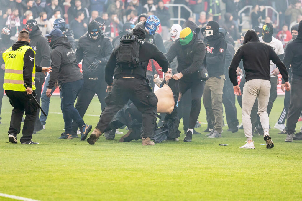 Derby Trnavy so Slovanom predčasne ukončili po tom, ako ihrisko zaplavili chuligáni, ktorí sa bili hlava-nehlava.
