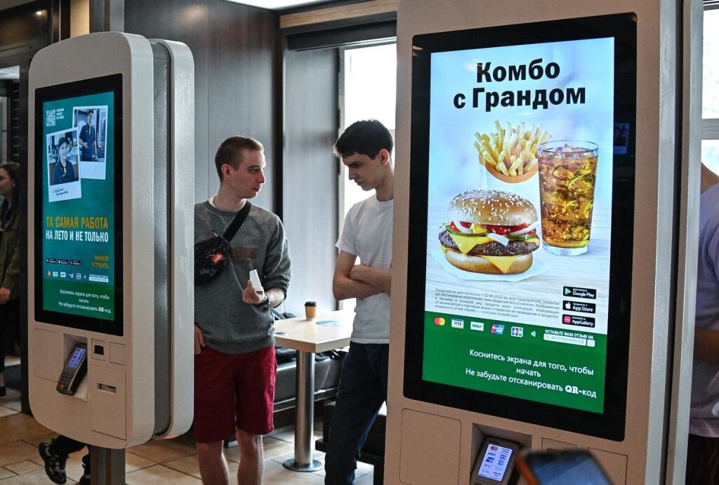 Po odchodu značky McDonald´s z ruského trhu vznikla náhrada v podobe prvého ruského reťazca s rýchlym občerstvením. Prvé reštaurácie otvorili v Moskve a jej okolí. Podoba „s mekáčom“, po ktorom reštaurácie s názvom Vkusno & tochka podedili takmer všetko, je zjavná.