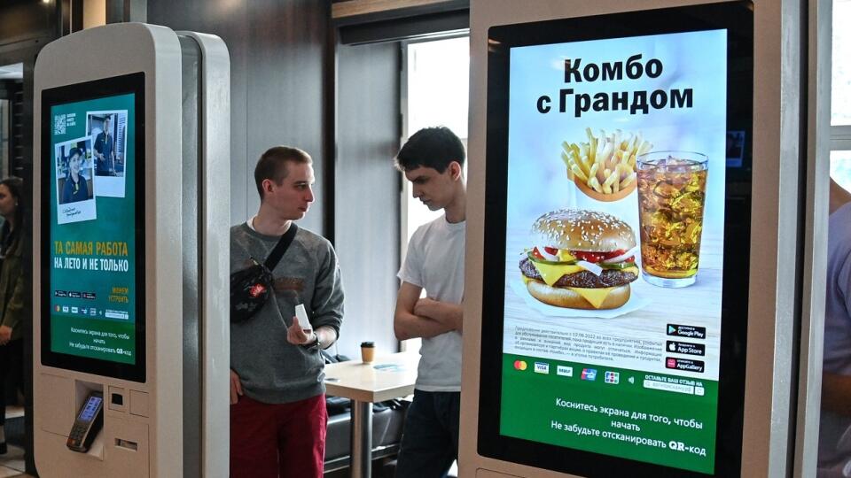 Po odchodu značky McDonald´s z ruského trhu vznikla náhrada v podobe prvého ruského reťazca s rýchlym občerstvením. Prvé reštaurácie otvorili v Moskve a jej okolí. Podoba „s mekáčom“, po ktorom reštaurácie s názvom Vkusno & tochka podedili takmer všetko, je zjavná.