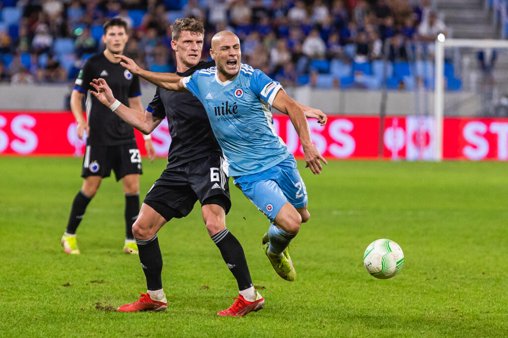 Na snímke Jaba Kankava a Jens Stage počas zápasu F skupiny Európskej konferenčnej ligy medzi ŠK Slovan Bratislava a FC Kodaň.