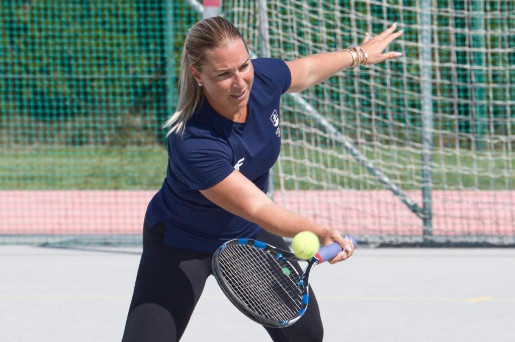 Bývalá slovenská tenistka Dominika Cibulková (32) to naplno rozbalila na Olympijskom festivale v Šamoríne, kde oprášila svoje zručnosti s raketou.
