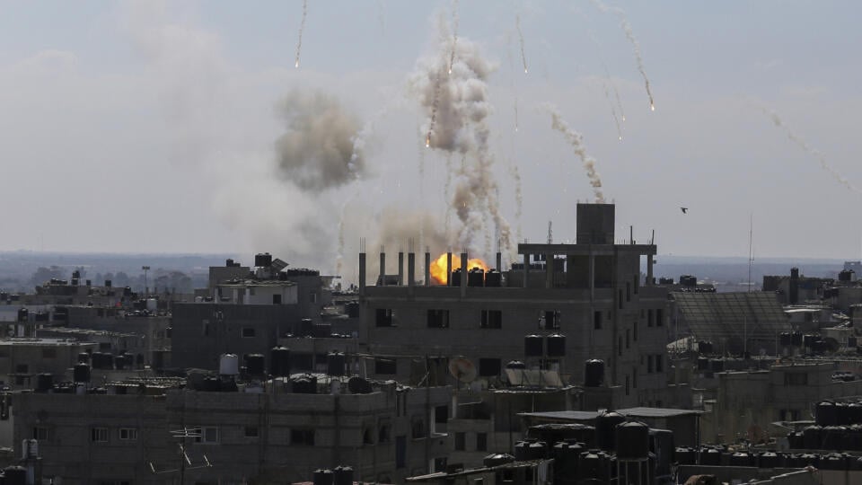 JB 58 Rafah - Dym a plamene stúpajú pri explózii po izraelskom leteckom útoku v meste Rafah na juhu pásma Gazy 13. októbra 2023. FOTO TASR/AP

Smoke and fire rise from an explosion after an Israeli airstrike in Rafah, Gaza Strip, Friday, Oct. 13, 2023. (AP Photo/Hatem Ali)