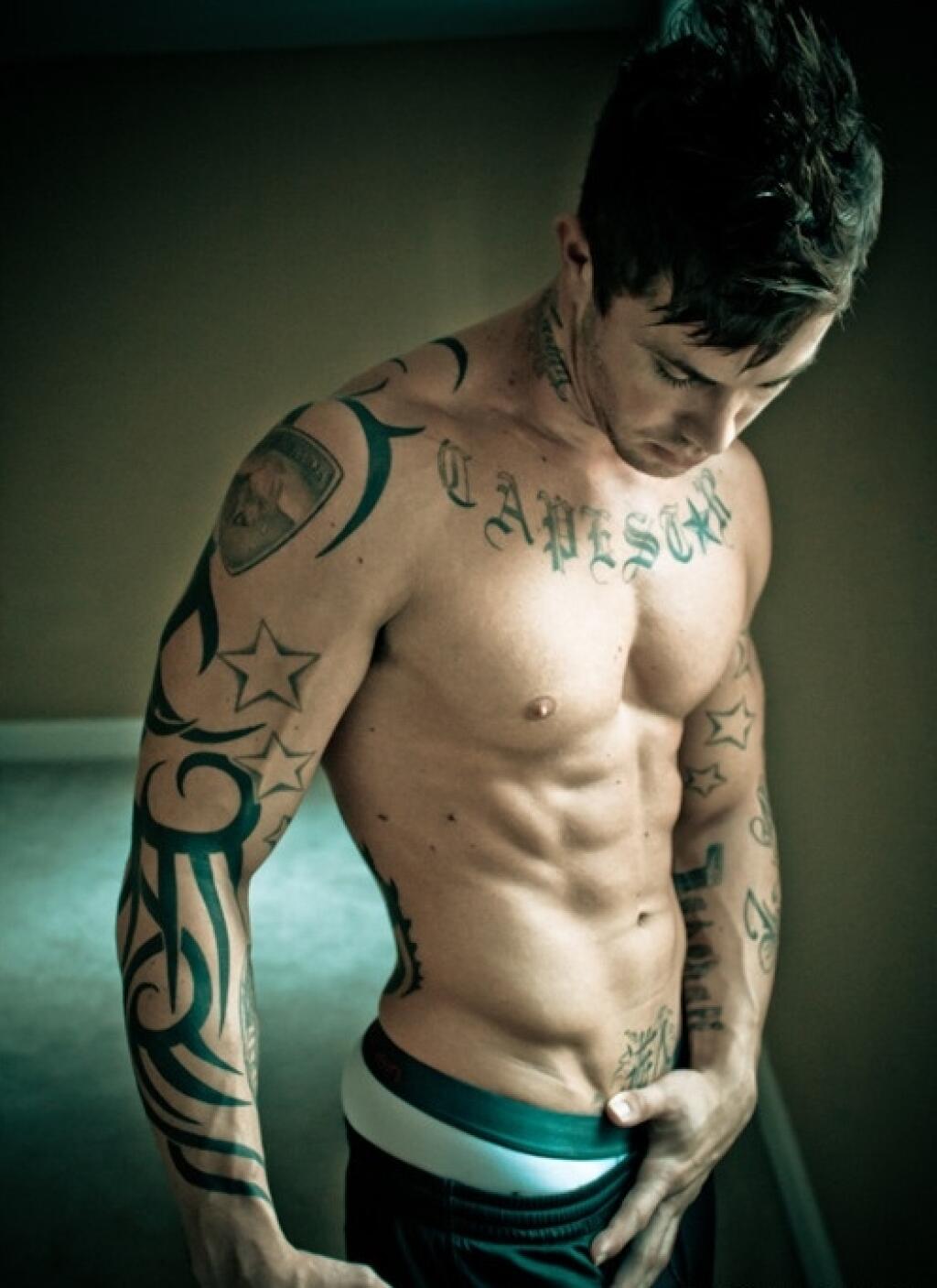 татуировки для мужчин на грудь надписи фото 104