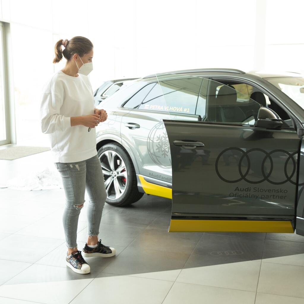 Vlhová aj automobilka sa na sociálnej sieti pochválili, že najlepšia lyžiarka sveta za rok 2020/2021 sa bude voziť na modeli SQ8, ktorého cena sa podľa oficiálnej stránky Audi začína na 100-tisíc eur, s výbavou jeho cena môže ešte narásť.