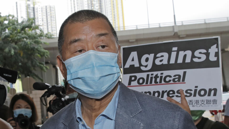 KK31 Hongkong - Na archívnej snímke z 15. septembra 2020 Jimmy Lai prichádza na súd v Hongkongu. Hongkonská polícia podnikla vo štvrtok 15. októbra 2020 raziu u mediálneho magnáta Jimmyho Laia, ktorý je jednou z najvýraznejších osobností tamojšieho prodemokratického hnutia. FOTO TASR/AP
FILE - In this Sept. 15, 2020, file photo, Jimmy Lai, among various of groups of pro-democracy activists, arrives at a court in Hong Kong. Hong Kong police raided the private offices of media tycoon and pro-democ