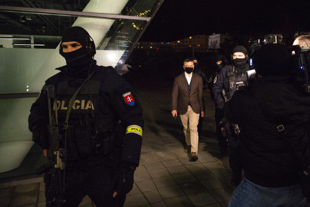 V bratislavskom Digital Parku, kde sídli finančná skupina Penta, zasahovali ozbrojení policajti. Na snímke uprostred podnikateľ Jaroslav Haščák počas zadržania 1. decembra 2020 v Bratislave. FOTO TASR – Jakub Kotian
