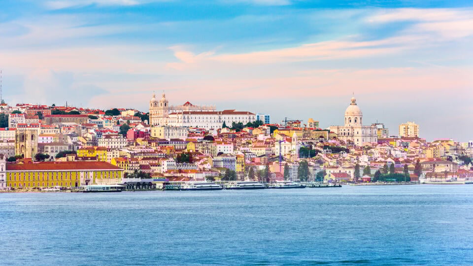 Panoráma Lisabonu za riekou Tagus.