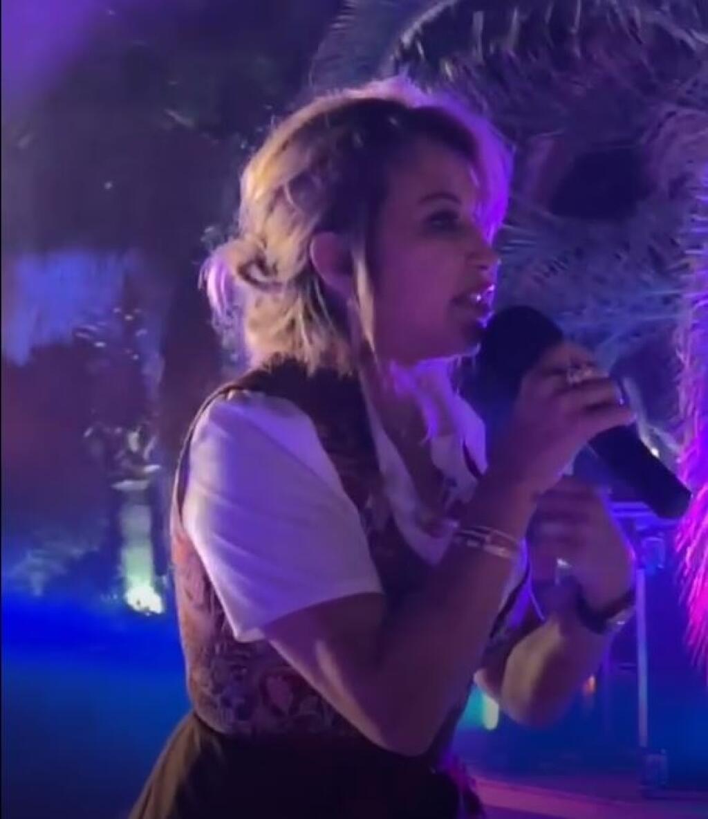 Aby potešila svojich fanúšikov, odhodlala sa dokonca vystúpiť na pódium a počas párty veselému davu aj zaspievala. Tomu, že je Carmen aj speváčkou by sa však po jej výkone dalo sotva veriť. Milionárka na pódiu akosi nevládala s dychom a jej spev znel akosi falošne ako na zlej karaoke párty.