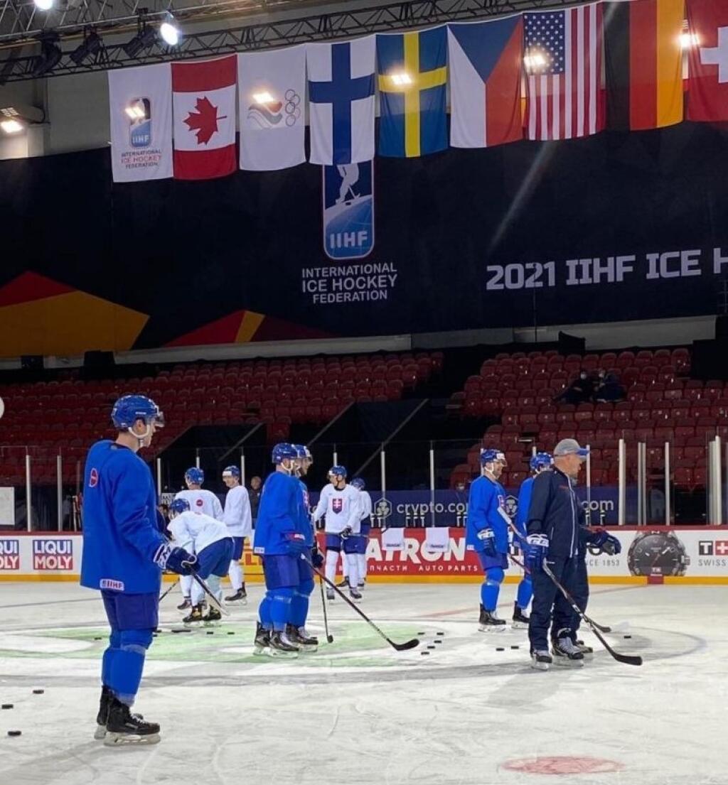 Slovenskí hokejisti si už vyskúšali aj ľad v aréne, kde odohrajú všetký zápasy základnej skupiny na MS.