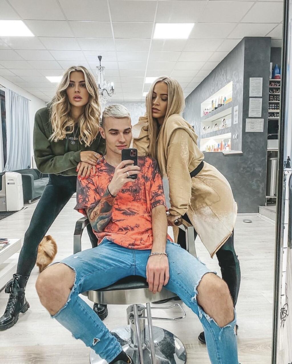 S niekdajšou vicemiss Luciou Slaninkovou a speváčkou Dominikou Mirgovou má Jirko veľmi blízky vzťah.
