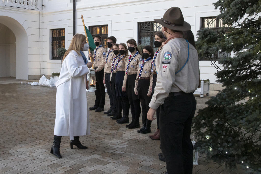 Prezidentka Slovenskej republiky Zuzana Čaputová prevzala od zástiupcov Slovenského skautingu betlehémske svetlo.