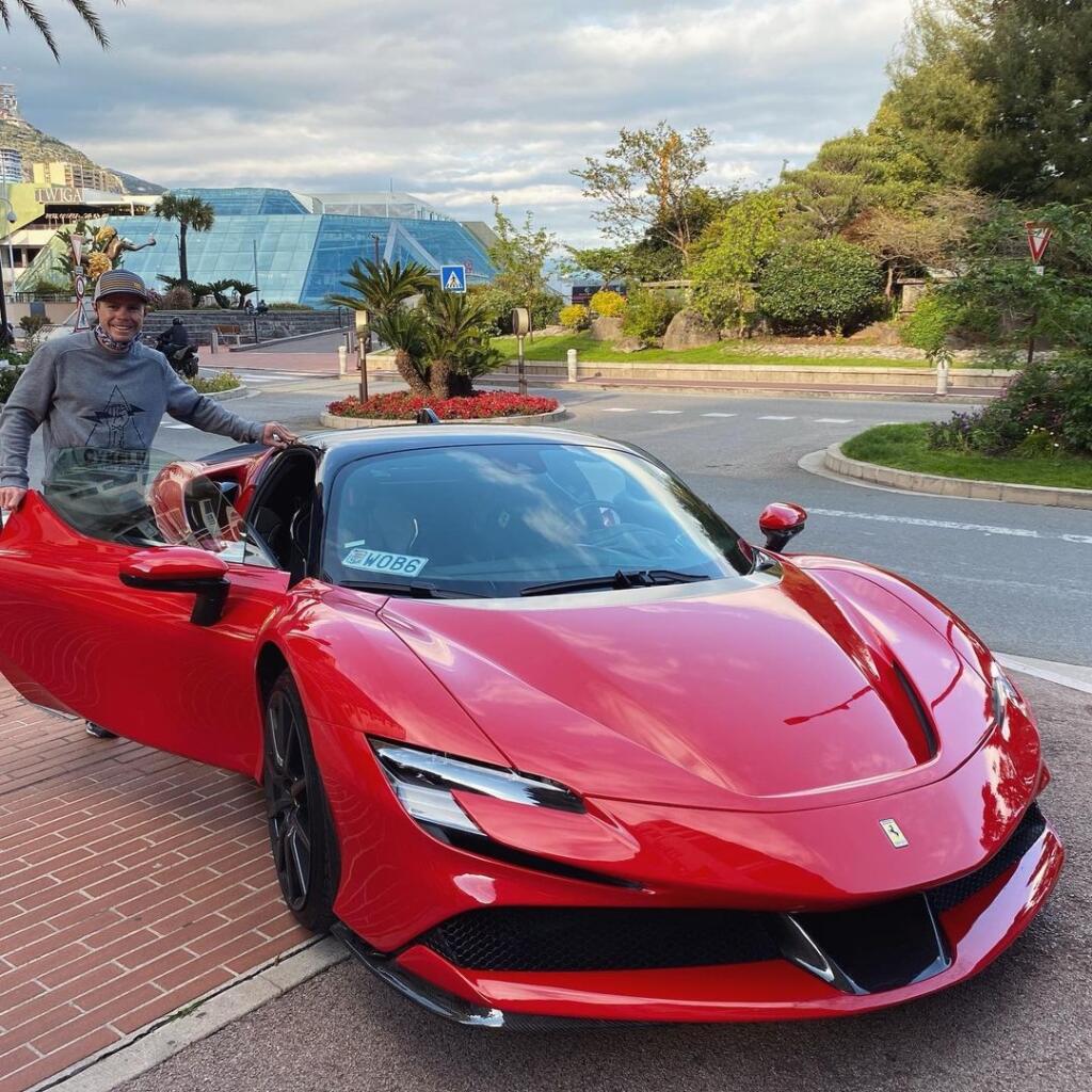 Peter Sagan a jeho brat Juraj si užili jazdu v luxusnom Ferrari. Zatiaľ nie je jasné, či auto patrí jednému z nich.