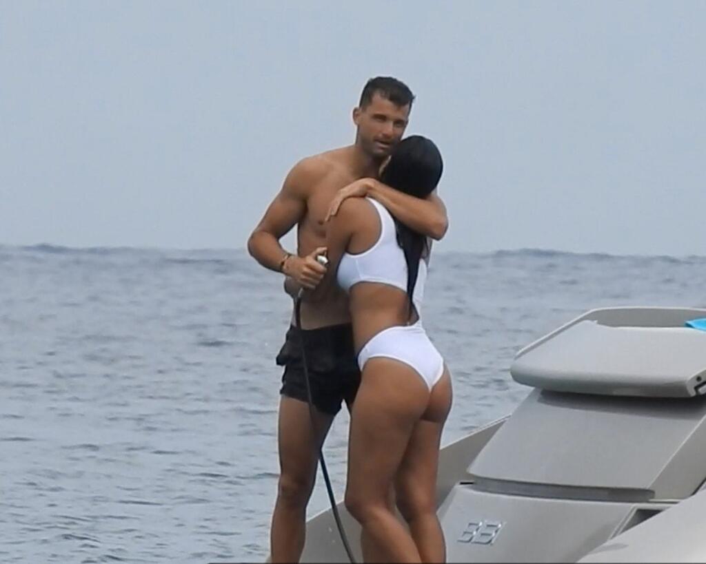 O rok neskôr párik v St. Tropez. Pri besnení na luxusnej jachta v St. Tropez bola speváčka tak rozpálená, že musela zasahovať studená sprcha.
