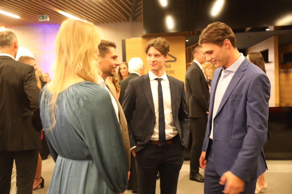 Mladí slovenskí hokejisti v debate pred vyhlasovaním výsledkov.