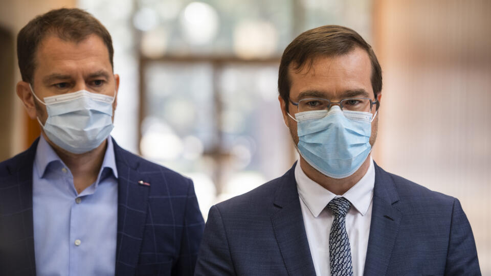 Na snímke zľava predseda vlády SR Igor Matovič a minister zdravotníctva SR Marek Krajčí (obaja OĽaNO) pred zasadnutím krízového štábu SR v Bratislave 23. marca 2020. FOTO TASR - Jaroslav Novák