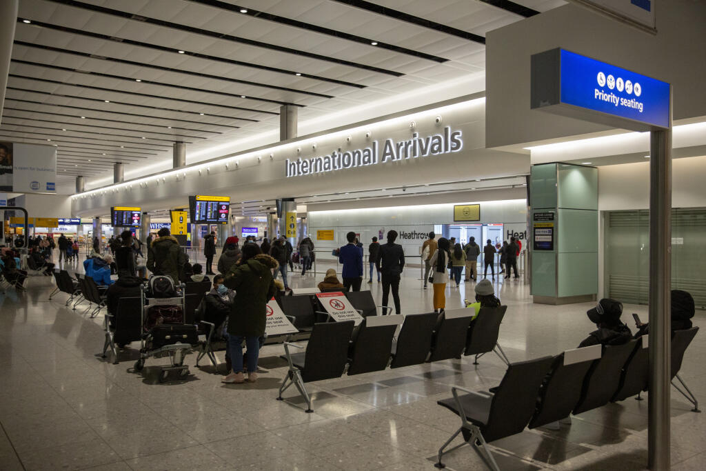 JB 47 Londýn - Pasažieri čakajú po ich prílete na medzinárodnom letisku Heathrow v Londýne 26. januára 2021. Británia čoskoro zavedie povinnú karanténu v hoteloch pre cestujúcich zo zahraničia. S odvolaním sa na britskú televíziu ITV o tom v pondelok informoval denník The Guardian.
Podľa novinára Paula Branda hotelové reťazce očakávajú, že vláda v utorok oznámi nútenú karanténu pre tých, ktorí pricestujú do Británie. FOTO TASR/AP

People wait in the arrivals area at Heathrow Airport in London, T