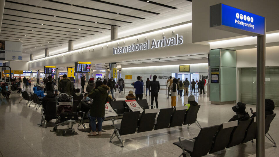 JB 47 Londýn - Pasažieri čakajú po ich prílete na medzinárodnom letisku Heathrow v Londýne 26. januára 2021. Británia čoskoro zavedie povinnú karanténu v hoteloch pre cestujúcich zo zahraničia. S odvolaním sa na britskú televíziu ITV o tom v pondelok informoval denník The Guardian.
Podľa novinára Paula Branda hotelové reťazce očakávajú, že vláda v utorok oznámi nútenú karanténu pre tých, ktorí pricestujú do Británie. FOTO TASR/AP
People wait in the arrivals area at Heathrow Airport in London, T