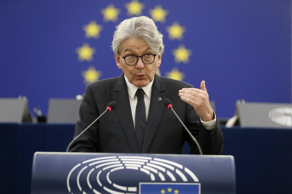 JB 37 Štrasburg - Eurokomisár pre vnútorný trh Thierry Breton počas prejavu o digitálnom trhu na plenárnom zasadnutí Európskeho parlamentu v Štrasburgu 14. decembra 2021. FOTO TASR/AP

European Internal Market Commissioner Thierry Breton delivers his speech during a debate on the Digital Markets act at the European Parliament in Strasbourg, eastern France, Tuesday, Dec.14, 2021. (AP Photo/Jean-Francois Badias, Pool)