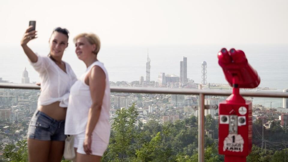 Mesto ako na dlani. Chudobné štvrte aj honosné mrakodrapy. Na kopec nad Batumi premáva moderná lanovka.