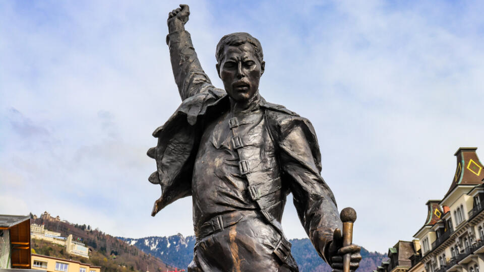 Montreux,,Switzerland,-,April,14,2018:,Statue,Of,Freddie,Mercury,