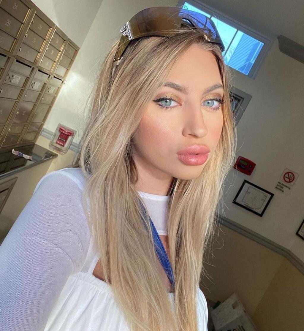 VIDEO Internetom koluje zvrátená korona-výzva: Sexi influencerka OLIZUJE  záchodovú misu!