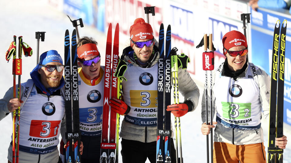 KK53 Anterselve - Nemeckí biatlonisti, zľava Erik Lesser, Benedikt Doll, Arnd Peiffer a Philipp Horn obsadili tretie miesto v štafete mužov na 4x7,5 km na majstrovstvách sveta v biatlone v talianskej Anterselve 22. februára 2020. FOTO TASR/AP
Erik Lesser, Benedikt Doll, Arnd Peiffer and Philipp Horn, of Germany, from left to right, pose after finishing third in the men's 4x7.5 km relay competition at the Biathlon World Championships in Antholz, Italy, Saturday, Feb. 22, 2020. (AP Photo/Matthias