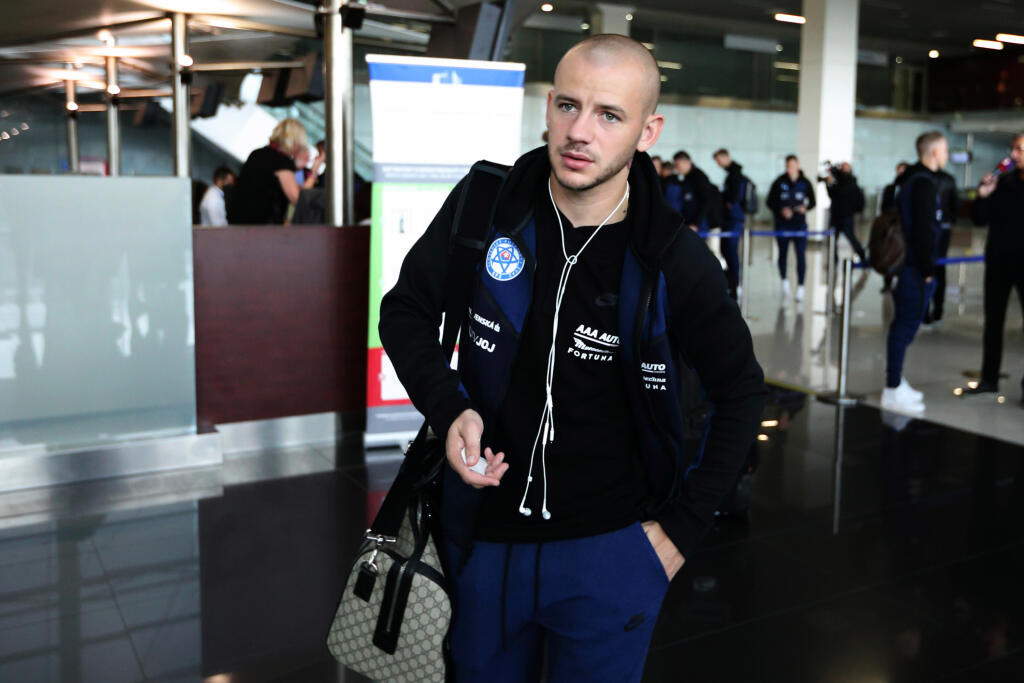 Vladimír Weiss - Slovenský futbalista má už dlhé roky nálepku problémového hráča. Po jeho predošlých škandáloch sa tento rok ocitol v centre pozornosti hneď dvakrát. Najskôr bol medzi sedmičkou futbalistov, ktorí si po zápase Slovenska s Českom v Lige národov vyšli v noci do ulíc, čo viedlo ku koncu trénera Jána Kozáka na lavičke reprezentácie. Po ďalšom reprezentačnom zraze, kedy už Kozáka vymenil na lavičke Pavel Hapal, nečakane oznámil koniec v reprezentácii, dokým bude na lavičke práve nástupca Jána Kozáka. Weissovi sa totiž nepáčilo, že mu Hapal nedal v zápasoch s Ukrajinou a Českom šancu a nechal ho sedieť iba na lavičke. Z nej v závere duelu s Českom odišiel. „Osobne si myslím, že v reprezentácii som nepovedal posledne slovo, no pod trénerom Hapalom hrať nebudem, kedže z jeho strany nepociťujem žiadnu dôveru a rešpekt voči mne," povedal Weiss v exkluzívnom rozhovore pre Šport24.sk. Kedy ho teda opäť uvidíme v národnom tíme je otázne, no pod trénerom Hapalom to podľa jeho slov nebude.