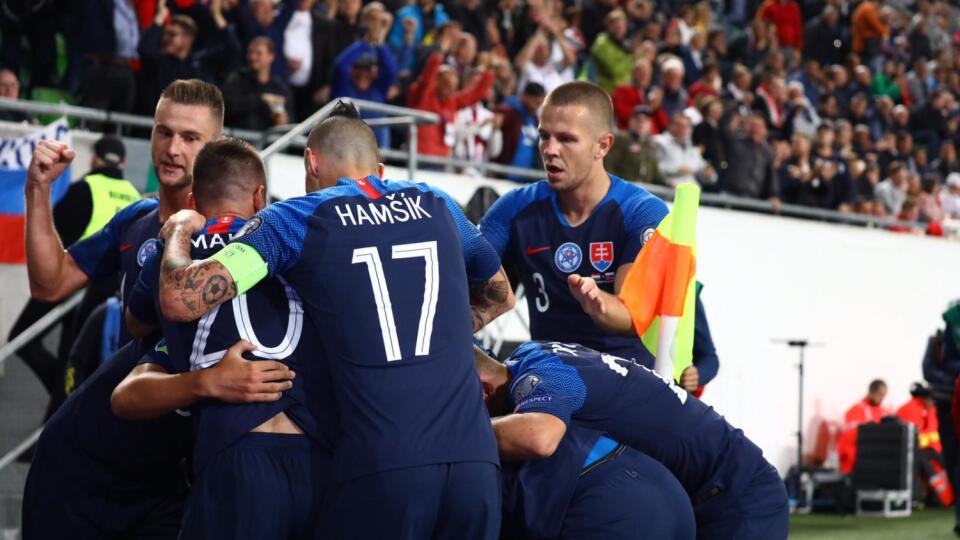 Radosť slovenských futbalistov po druhom góle do maďarskej siete.