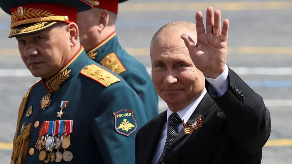 Na snímke sprava ruský prezident Vladimir Purin a minister obrany Ruska Sergej Šojgu opúšťajú Červené námestie po vojenskej prehliadke na počesť Dňa víťazstva nad fašizmom v Moskve v Rusku v stredu 24. júna 2020. Oslava sa mala uskutočniť pôvodne 9. mája, avšak kvôli pandémii nového koronavírusu ju museli odložiť. FOTO TASR/AP