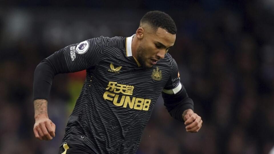 JB 62 Leeds - Hráč Newcastle United Jamaal Lascelles (vpravo) uniká s loptou pred Danielom Jamesom z Leedsu vo futbalovom zápase anglickej ligy Premier League Leeds United - Newcastle United v Leedsi 22. januára 2022. FOTO TASR/AP
Newcastle United's Jamaal Lascelles, right, gets away from Leeds United's Daniel James during the English Premier League soccer match between Leeds United and Newcastle at Elland Road, Leeds, England, Saturday, Jan. 22, 2022. (Mike Egerton/PA via AP)