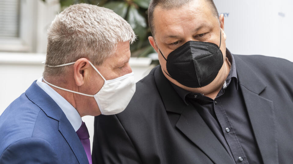 Na snímke zľava minister zdravotníctva SR Vladimír Lengvarský (nominant OĽaNO) a hlavný hygienik SR Ján Mikas. FOTO TASR - Jaroslav Novák