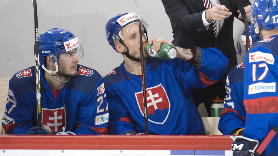 Na snímke v pozadí tréner Slovenska Craig Ramsay, v popredí sprava Marcel Haščák, Radovan Puliš a Filip Krivošík v hokejovom zápase Nórsko - Slovensko na turnaji NaturEnergie Challenge 2019 Švajčiarskeho pohára vo Vispe 13. decembra 2019. FOTO TASR - Martin Baumann