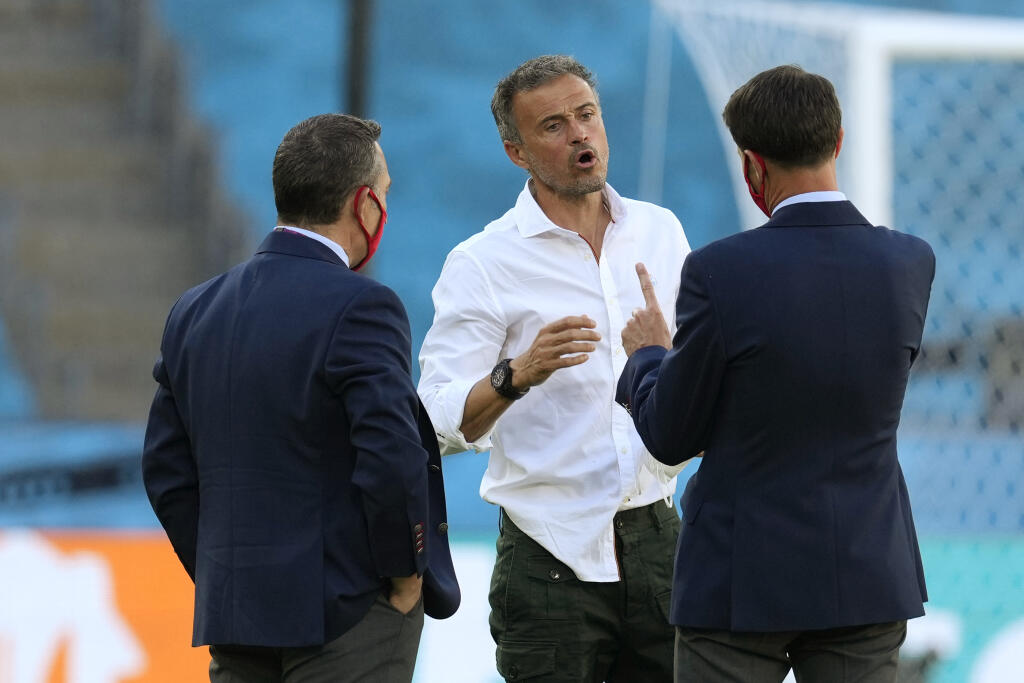 EBE 27 Sevilla - Na snímke uprostred tréner španielskej futbalovej reprezentácie Luis Enrique pred zápasom E-skupiny na majstrovstvách Európy vo futbale Španielsko – Švédsko v španielskej Seville 14. júna 2021. FOTO TASR/AP
Spain's manager Luis Enrique stands prior to the start of the Euro 2020 soccer championship group E match between Spain and Sweden at La Cartuja stadium in Seville, Monday, June 14, 2021. (AP Photo/Thanassis Stavrakis, Pool)