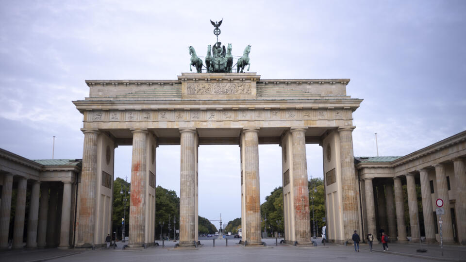 KK46 Berlín - Na snímke Brandenburská brána pomaľovaná oranžovou farbou 1. októbra 2023 v Berlíne. Brandenburskú bránu budú musieť čistiť dlhšie a s väčšími nákladmi ako sa pôvodne predpokladalo. Klimatickí aktivisti začiatkom mesiaca postriekali oranžovou farbou túto dominantu nemeckého hlavného mesta. FOTO TASR/AP
Germany's landmark Brandenburg Gate is covered with remnants of orange paint in Berlin, Germany, Sunday, Oct. 1, 2023. Berlin's Brandenburg Gate will have to be cleaned at greater ef