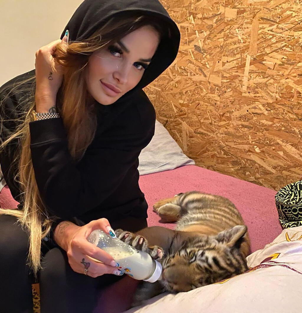PRIŤAHUJE POZORNOSŤ Zuzana Plačková urobí všetko pre to, aby mala na Instagrame vysokú sledovanosť. Tak prečo nevyvetrať medzi panelákmi malé tigríča.
