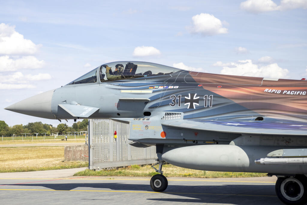 PK 35 Neuburg na Dunaji - Pilot sedí v bojovej stíhačke nemeckého letectva Eurofighter so špeciálnym náterom Rapid Pacific 2022 na leteckej základni Neuburg v Neuburgu na Dunaji v nemeckom Bavorsku 15. augusta 2022. Skupiny stíhačiek nemeckého letectva sa blíži ku svojej destinácii v Singapure. Stíhačky sa pokúšajú maratónovým letom preletieť 12.800 km zo svojej domovskej základne v Nemecku do Singapuru do 24 hodín. FOTO TASR/AP 

A German Eurofighter with special 
