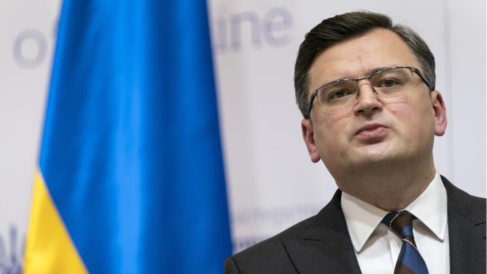 PK 6 Kyjev - Na snímke šéf ukrajinskej diplomacie Dmytro Kuleba počas tlačovej konferencie s americkým ministrom zahraničných vecí Antonym Blinkenom v Kyjeve v stredu 19. januára 2022. Kuleba je pripravený na trojstranné stretnutie na úrovni šéfov diplomacií Spojených štátov, Ruska a Ukrajiny - pod podmienkou, že s tým bude súhlasiť šéf ruskej diplomacie Sergej Lavrov. FOTO TASR/AP
Ukrainian Foreign Minister Dmytro Kuleba speaks during a media availability with Secretary of State Antony Blinken