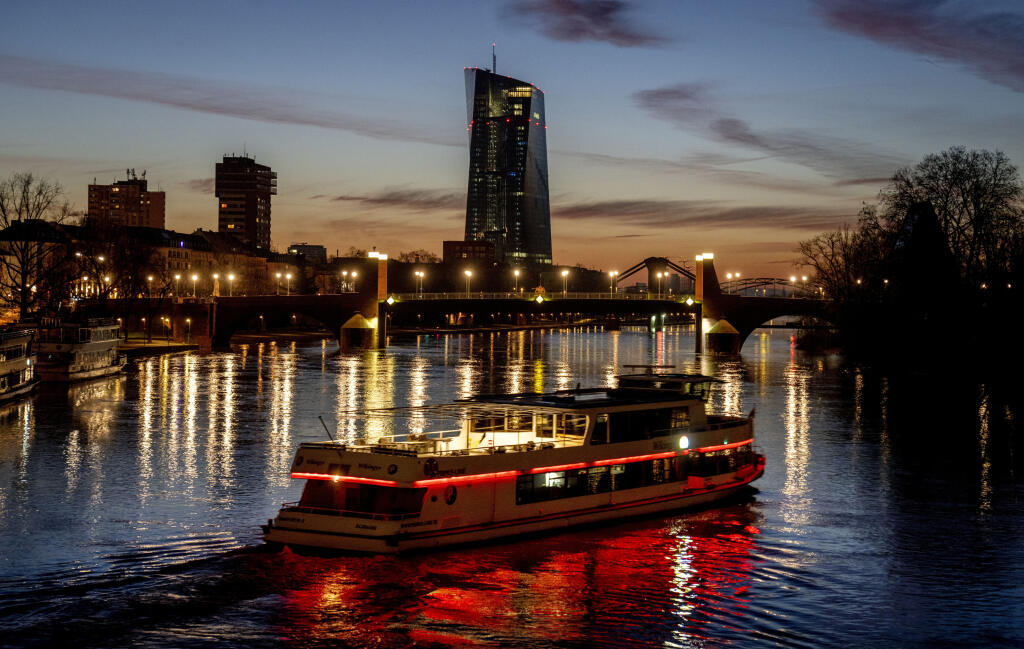 EBE 30 Frankfurt nad Mohanom - Loď pláva na rieke Mohan neďaleko Európskej centrálnej banky (ECB) pred východom slnka vo Frankfurte nad Mohanom v Nemecku vo štvrtok 16. marca 2023. Rada guvernérov ECB zasadne vo štvrtok. FOTO TASR/AP

A ship cruises near the European Central Bank before sunrise in Frankfurt, Germany, Thursday, March 16, 2023. The ECB's governing council will meet on Thursday. (AP Photo/Michael Probst)