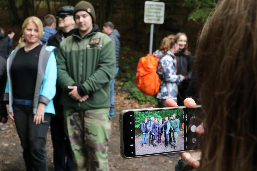 Prezidentka odložila slušné šaty a do lesa sa so študentmi vybrala v turistických nohaviciach a športovej budne.