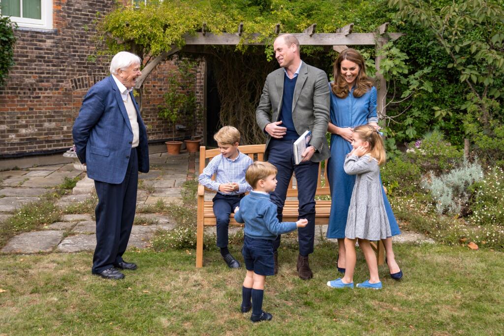 William, Kate a ich krásna, početná rodinka. Vľavo slávny britský prírodovedec David Attenborough.