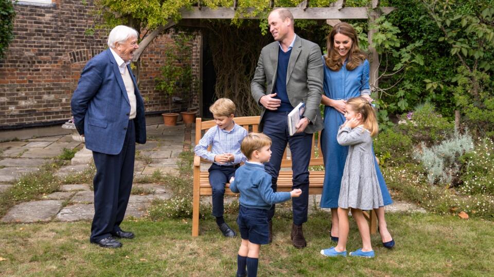 William, Kate a ich krásna, početná rodinka. Vľavo slávny britský prírodovedec David Attenborough.